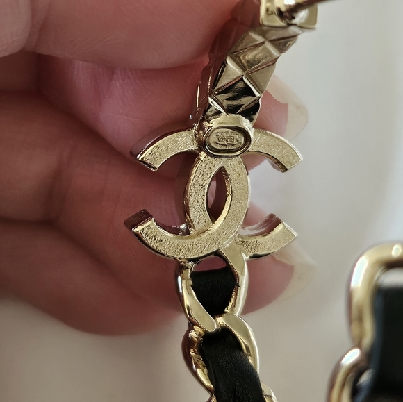 Brand new 2023 authentic Chanel cc hoops earrings with crystal & leather - Picture 10 of 17